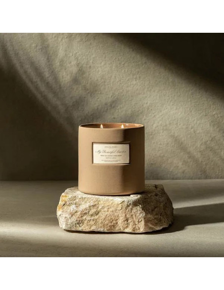 Ароматическая свеча ATELIER REBUL White Tea Leaves & Fresh Roses 650 г